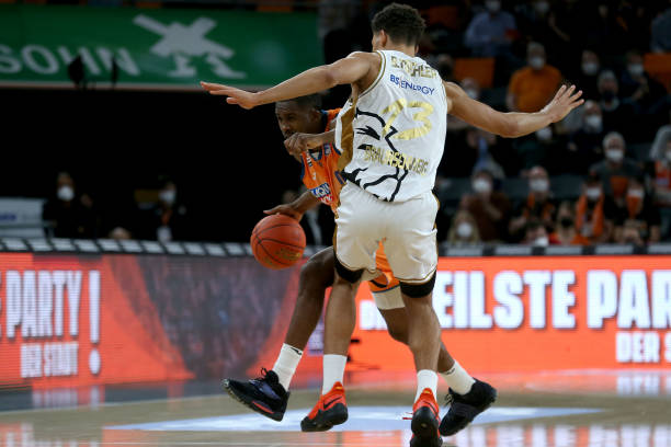 他如今在外 他如今在外